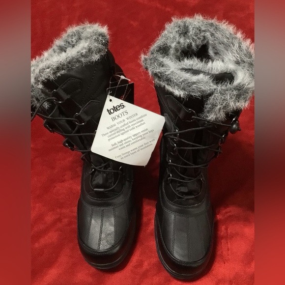 New Women’s Size 6M Faux Fur Lined Boots by Totes. - Picture 2 of 3